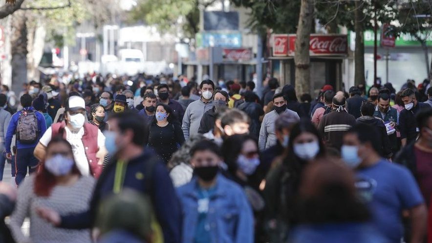 Infectóloga Claudia Cortés: reducción de cuarentena es una "política confusa" y llamó a vacunarse contra el covid-19