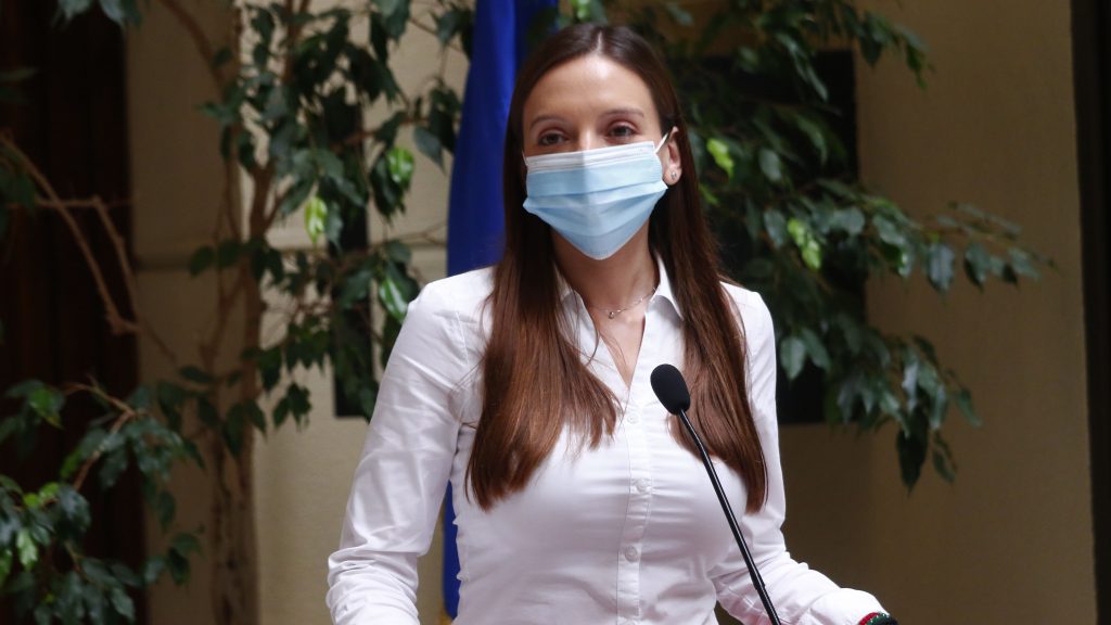 Diputada Camila Flores respalda carreras de perros galgos: "Nuestras tradiciones son fundamentales"