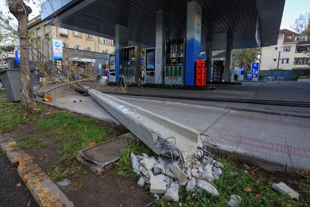 camión arrasó con cables en Providencia