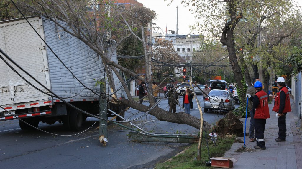Camión arrasó con cinco postes con cables de telecomunicaciones y electricidad en Providencia: tránsito está suspendido