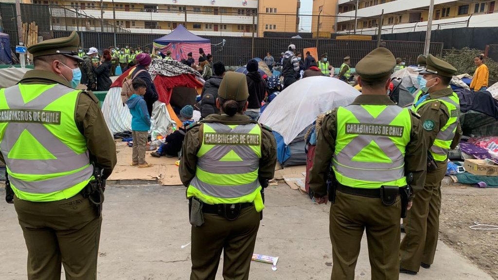 Desalojan a cientos de inmigrantes apostados en Plaza Brasil de Iquique