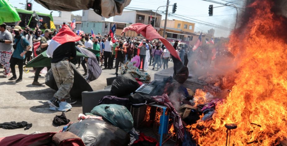 Manifestantes en Iquique quemaron carpas y pertenencias de inmigrantes que se encontraban en avenida Aeropuerto