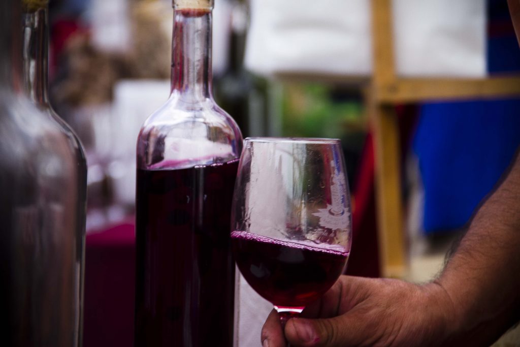 Proyecto busca averiguar la huella genética del vino en Chile