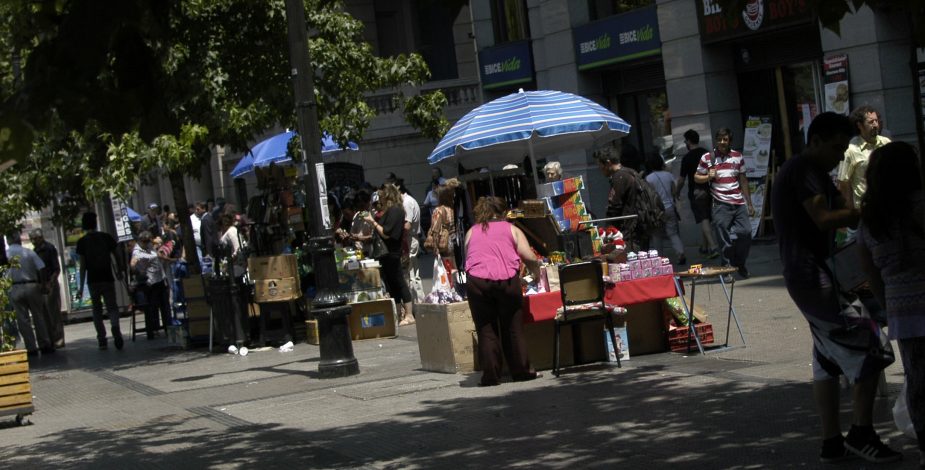Alcaldesa de Santiago por vendedores ambulantes: “No queremos atraer a personas que trabajen en la calle, sino regularizar el trabajo”