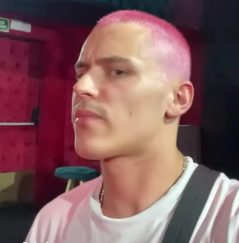 "Pretty in pink": Arón Piper estrenó radical cambio de apariencia