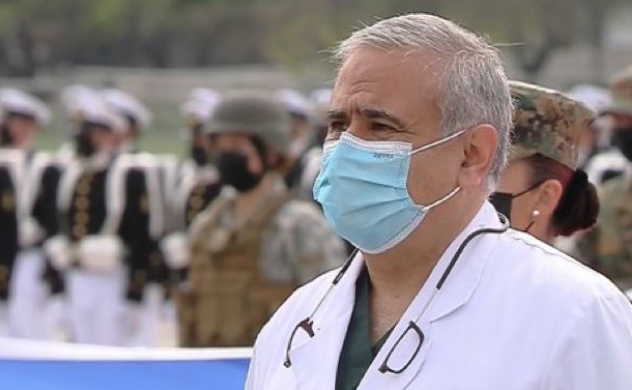 Doctor Ugarte sorprendió con desfile en la Parada Militar y desató diversas reacciones en redes sociales