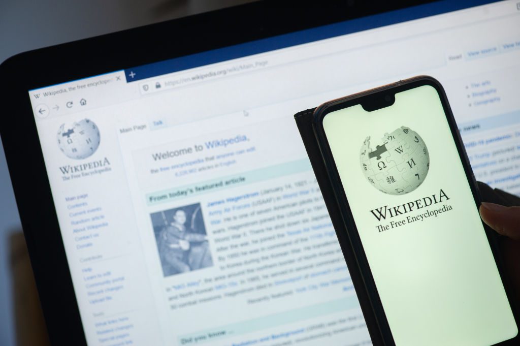 Políticos, futbolistas y abogados: ¿Quiénes son las chilenas y chilenos más reseñados en Wikipedia?