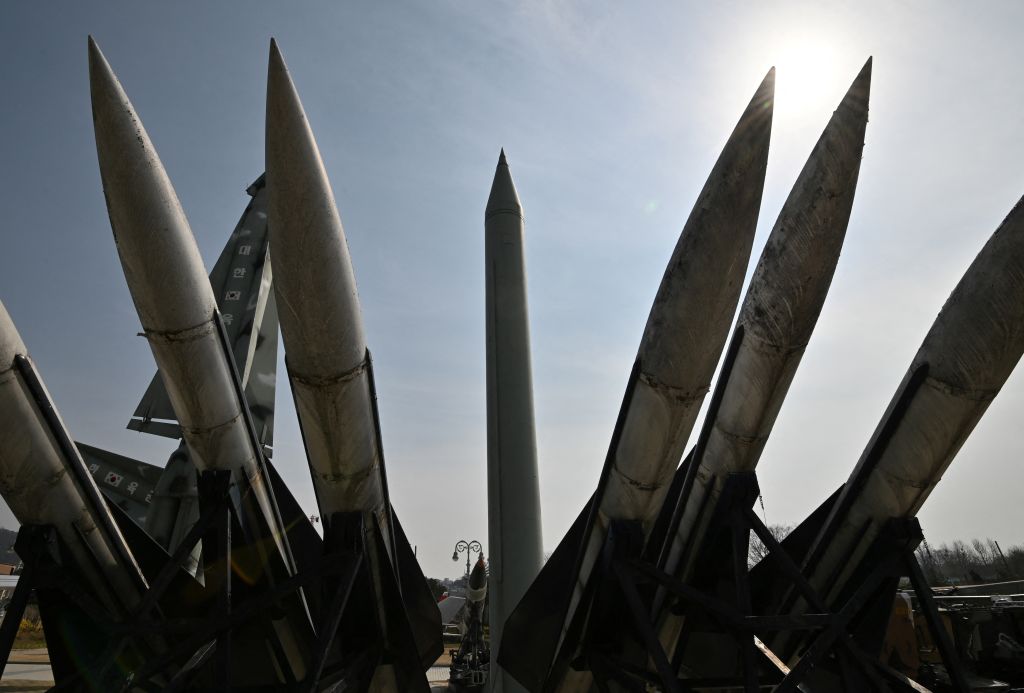 Replicas de misiles de la Guerra de Corea ubicados en un memorial en Seúl