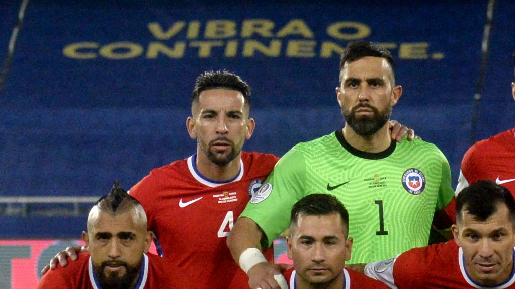 "Se merece todo": Claudio Bravo y Mauricio Isla tuvieron un cariñoso cruce de palabras a la distancia