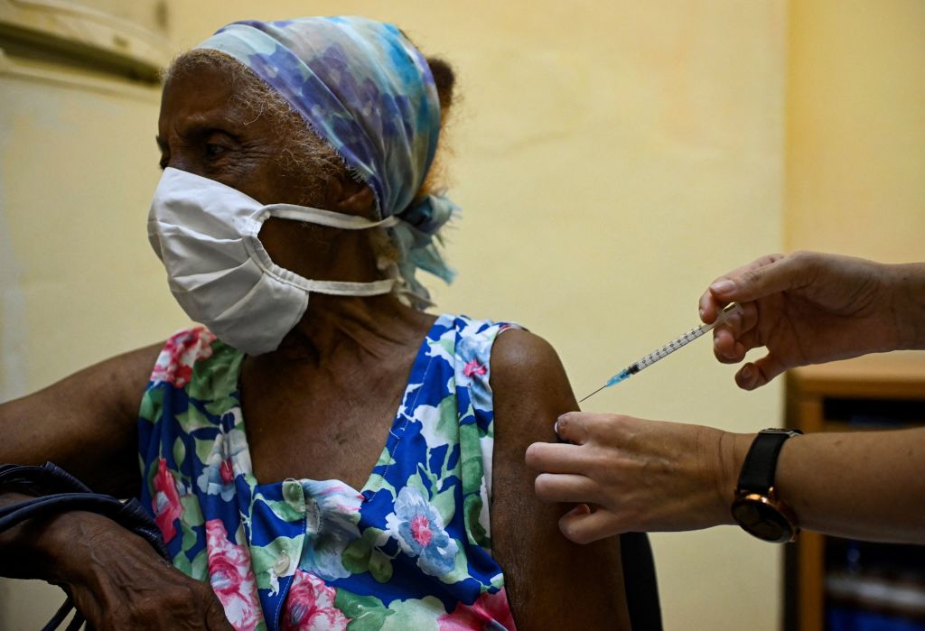 Una mujer recibe la vacuna Abdala contra el Covid-19 en La Habana