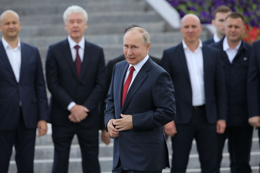 Vladimir Putin junto a personeros de su gobierno en un acto en Moscú