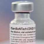 Expertos de la FDA aprobaron dosis de refuerzo de Pfizer sólo a mayores de 65 años en Estados Unidos