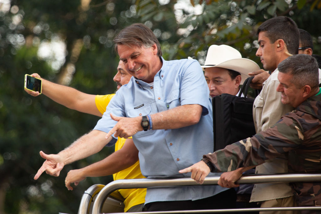 Jair Bolsonaro saluda a sus fanáticos en un acto en Sao Paulo