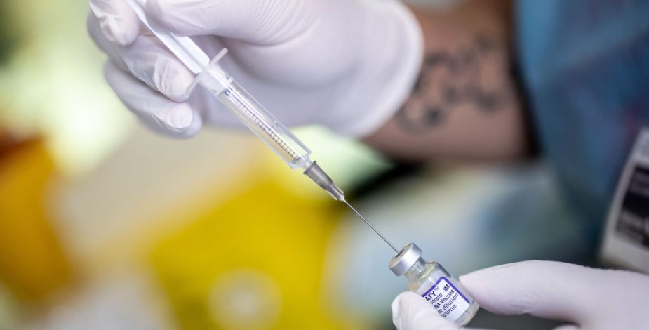 OMS aseveró que no hay evidencia para aplicar “la tercera dosis de la vacuna” contra el Covid-19 a la población general