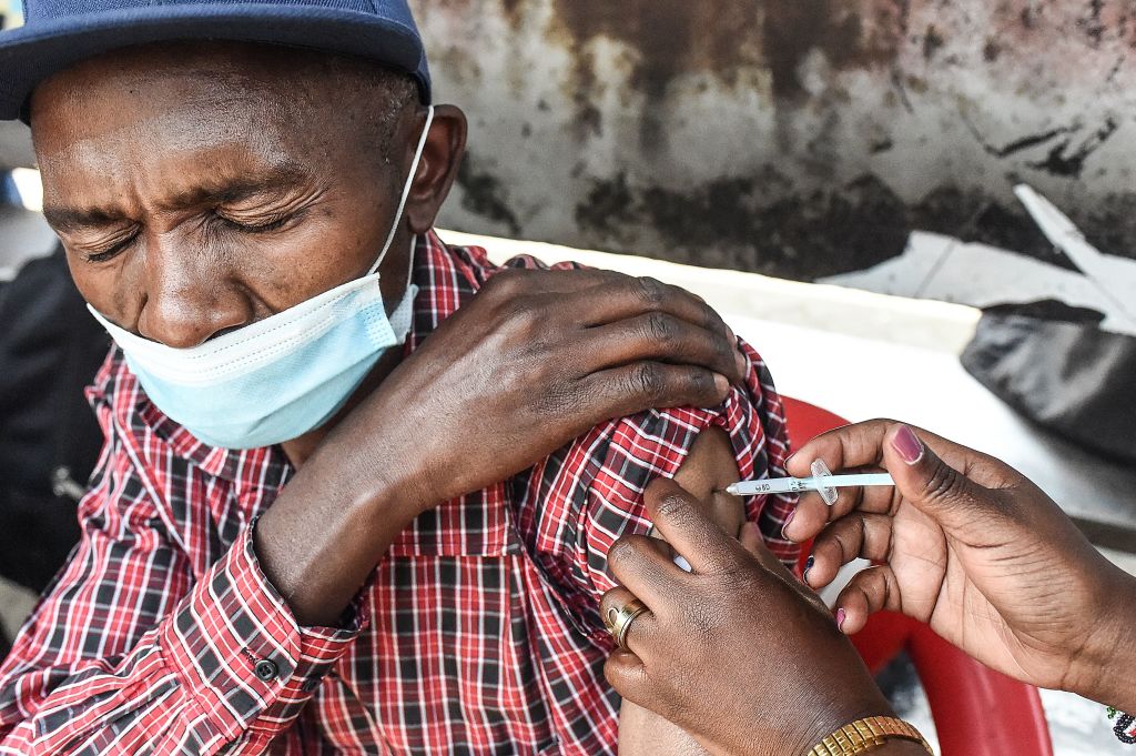 Un hombre recibe una dosis de la vacuna contra el Covid-19 en Nairobi