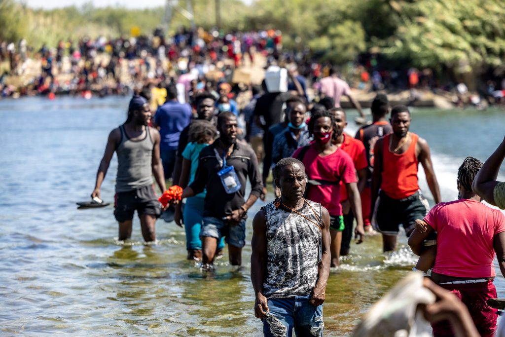 Estados Unidos cerró un puente fronterizo tras masivo cruce de migrantes hacia Texas