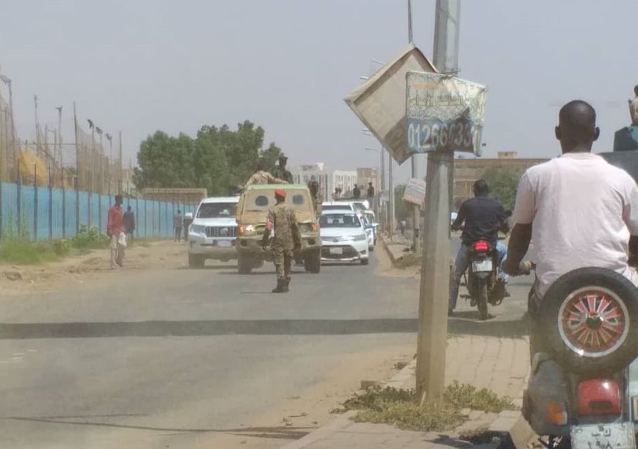 Soldados sudaneses bloquean las calles en la ciudad de Jartum