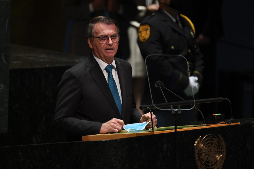 Bolsonaro debió comer pizza en la calle de Nueva York por no estar vacunado