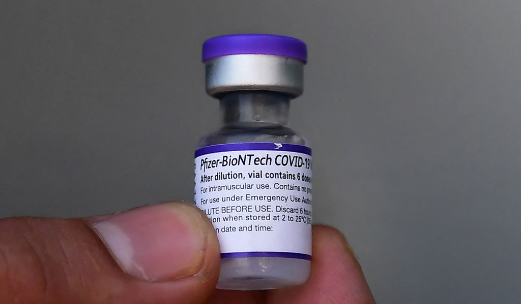 Una dosis de la vacuna de Pfizer y BioNTech