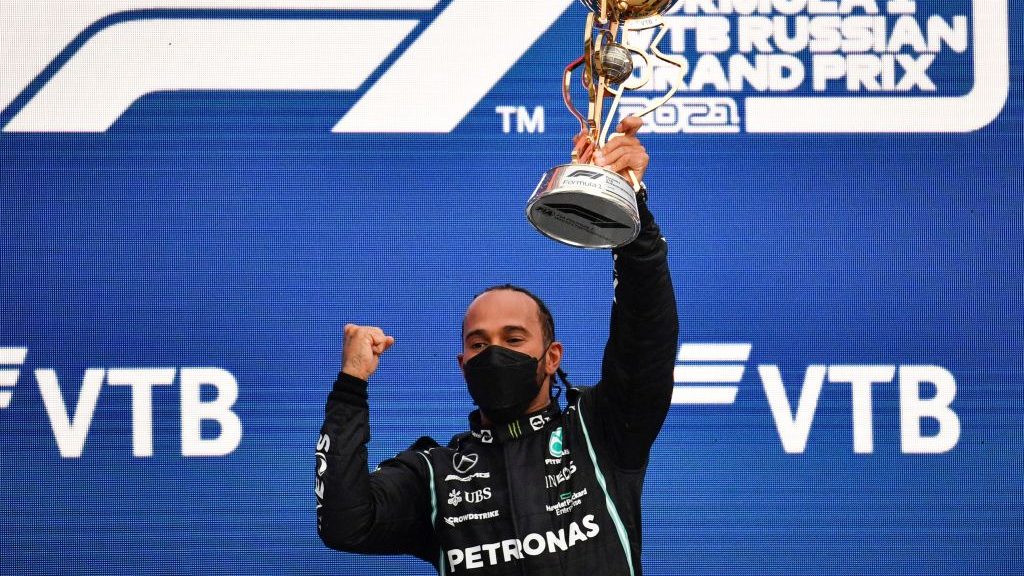 Lewis Hamilton se impuso en una loca carrera en Rusia y completó 100 carreras ganadas en la Fórmula 1