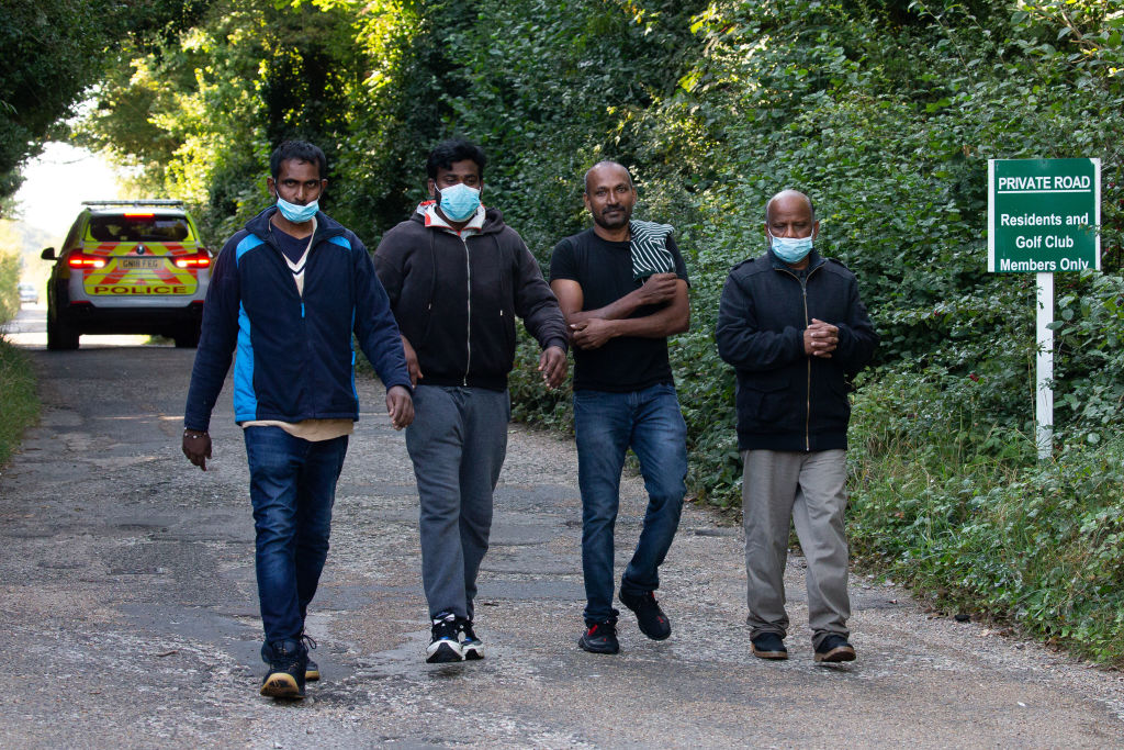 Migrantes caminan tras llegar a la localidad de Deal en Inglaterra