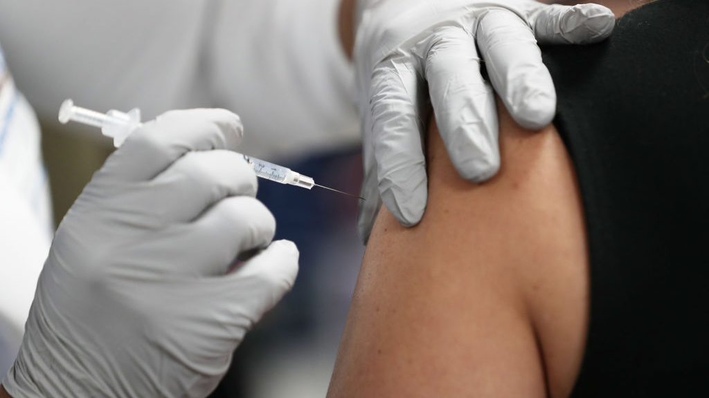 OMS pone en duda que alta vacunación frene la pandemia: "Las nuevas variantes han cambiado la situación"