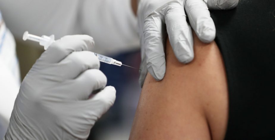 OMS pone en duda que alta vacunación frene la pandemia: “Las nuevas variantes han cambiado la situación”