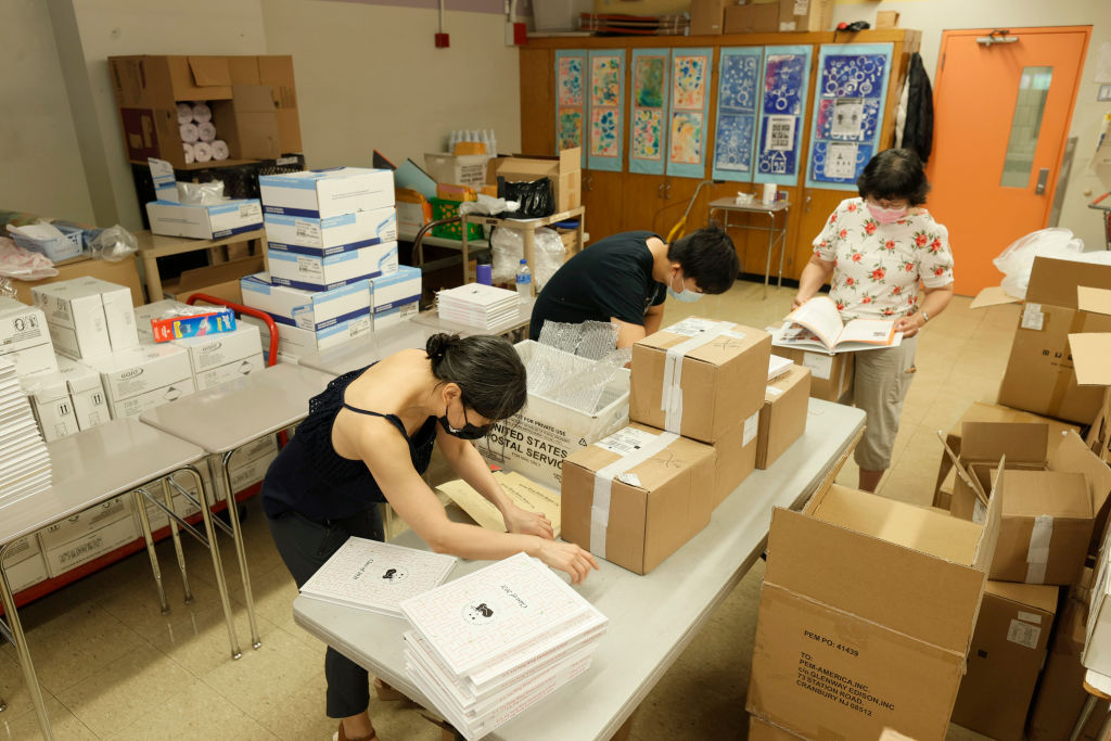 Trabajadores de un colegio de Nueva York preparan los materiales