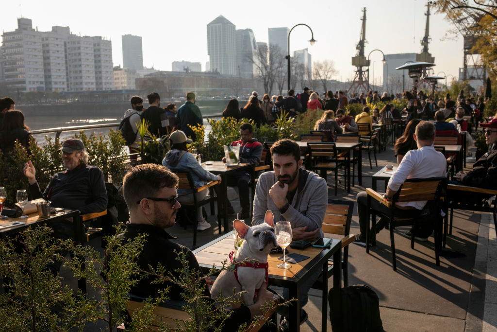 Personas disfrutan en un restaurante de la zona de Puerto Madero en Buenos Aires