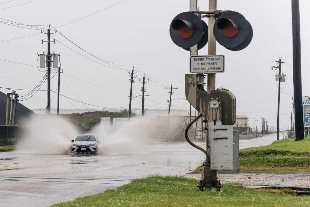 Fuertes lluvias llegan antes del arribo del huracán Nicholas a Texas