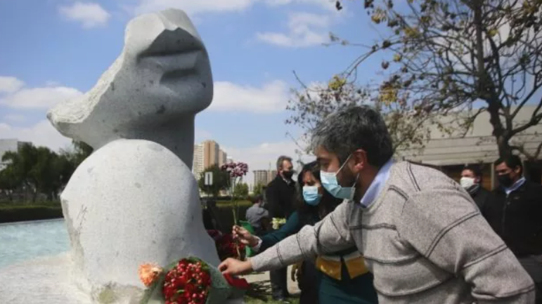 Inauguran el primer memorial para las víctimas de covid-19 en la Región Metropolitana