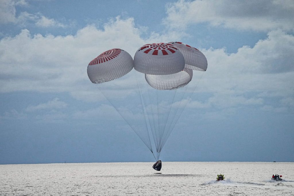 Cápsula Dragon amerizó sin problemas con los turistas espaciales de SpaceX