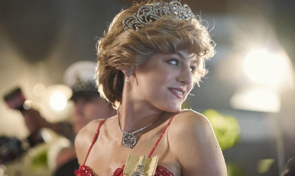 Actriz de The Crown mostró las garras: apareció con llamativo look en los Emmys 2021