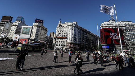 Argentina levantó la obligación de usar mascarillas al aire libre y permitirá ingreso de extranjeros de países vecinos desde el 1 de octubre