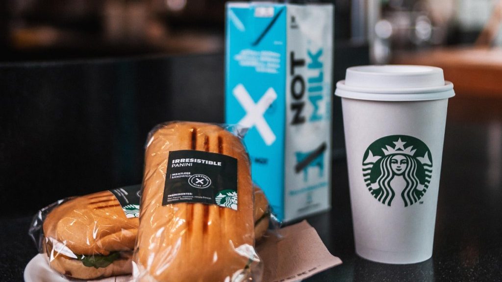 Starbucks y NotCo concretaron alianza: tiendas en Chile tendrán opciones veganas