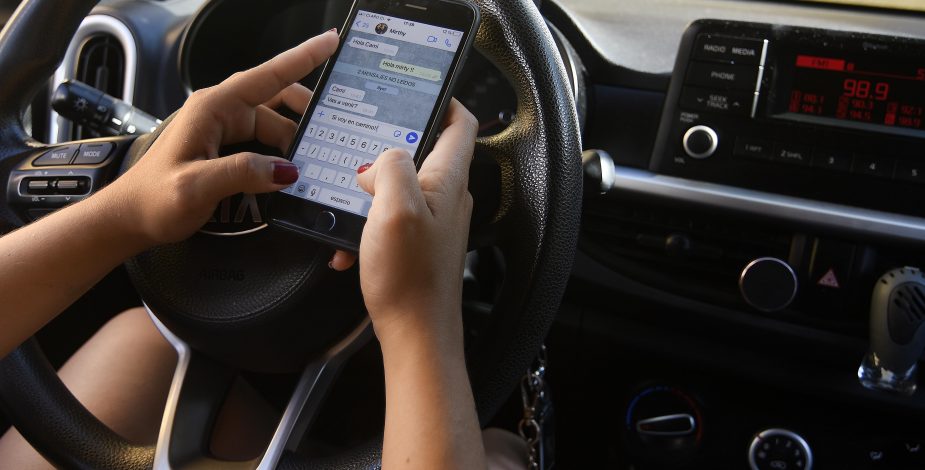 Usar el celular y manejar al mismo tiempo podría tener caras consecuencias: multa aumentó al doble