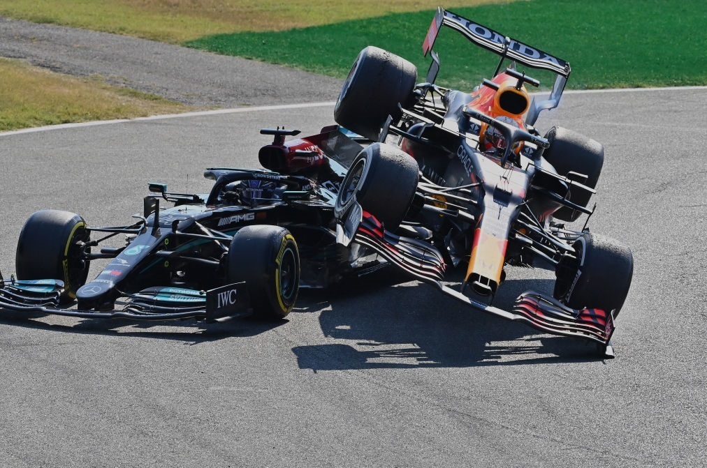 Fórmula 1: sancionan a Max Verstappen por choque con Lewis Hamilton en Italia