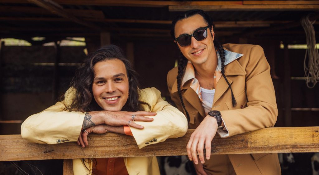 Plumas: Hermanos Abel y Camilo Zicavo estrenan nueva banda y video musical