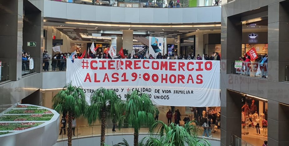Trabajadores realizaron protesta en el Costanera Center para exigir cierre del comercio a las 19:00