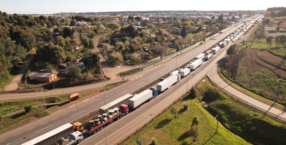 Camioneros y trabajadores forestales mantienen bloqueo de carretera en La Araucanía