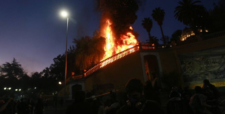 Cerro Santa Lucía: incendio provocado por desconocidos causó daños en infraestructura histórica