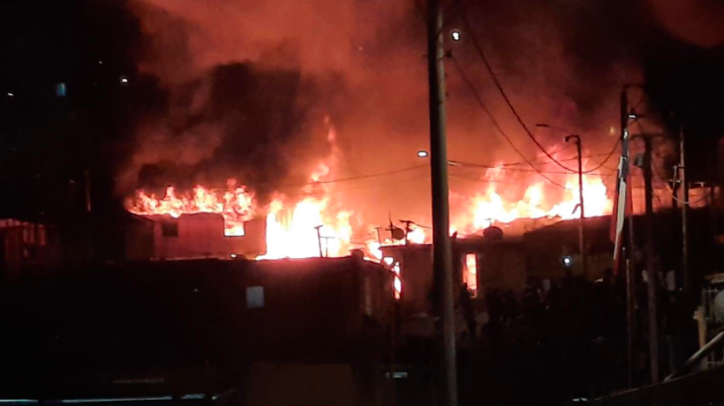 Incendio en campamento de Antofagasta afectó a 11 viviendas y dejó al menos 30 damnificados