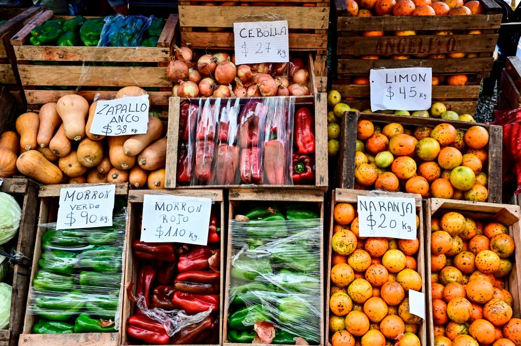Un puesto de frutas y verduras en un local de comida de Buenos Aires
