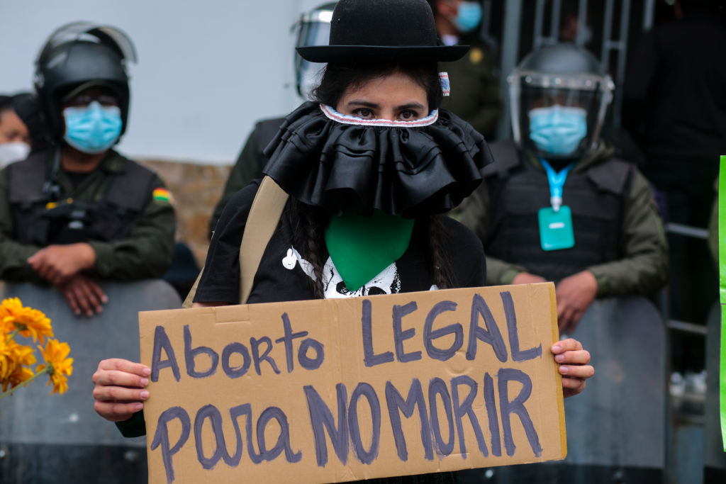 Feministas se manifiestan a favor del aborto legal en Bolivia