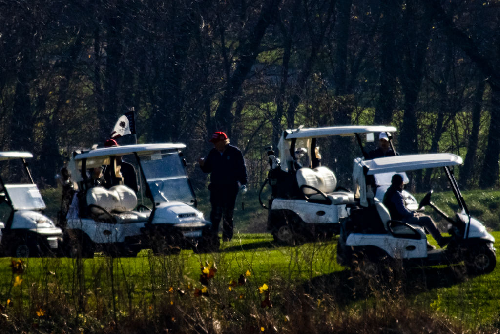 Donald Trump juega en uno de sus campos de golf en Estados Unidos