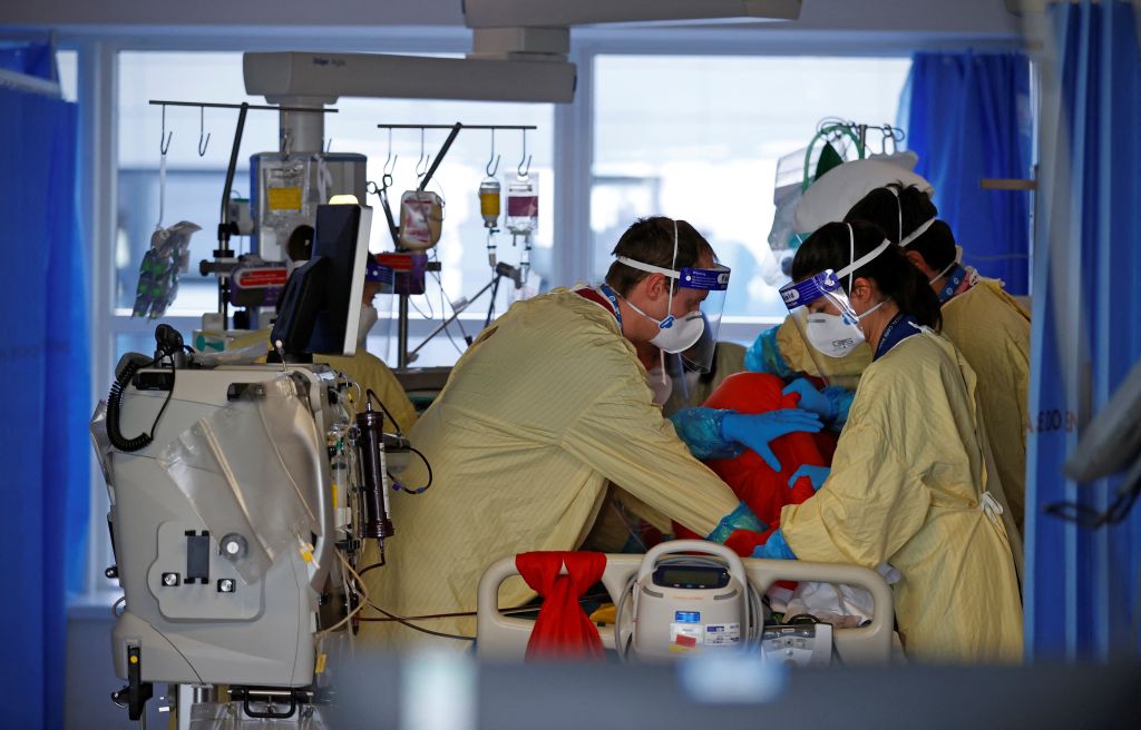 Trabajadores de la salud asisten a paciente Covid-19 en hospital de Portsmouth
