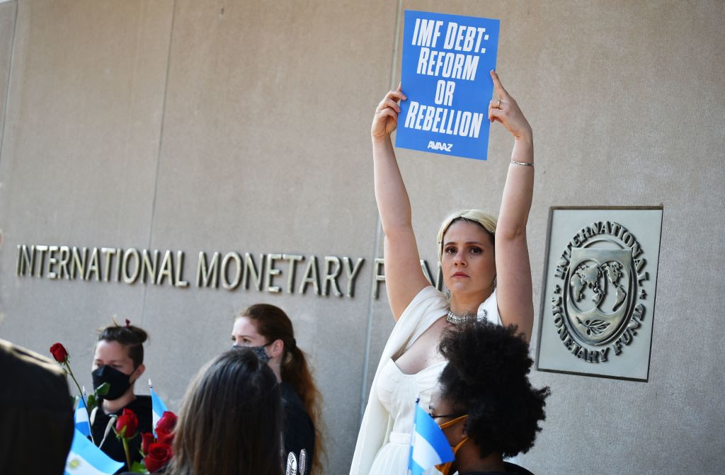Activistas argentinos protestan contra el FMI en Washington