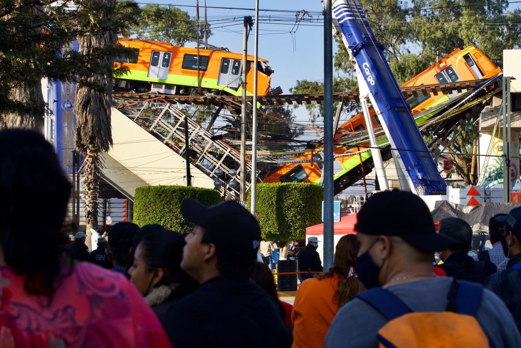 Fiscalía acusa a diez exfuncionarios por el desplome de un tramo elevado del metro de México