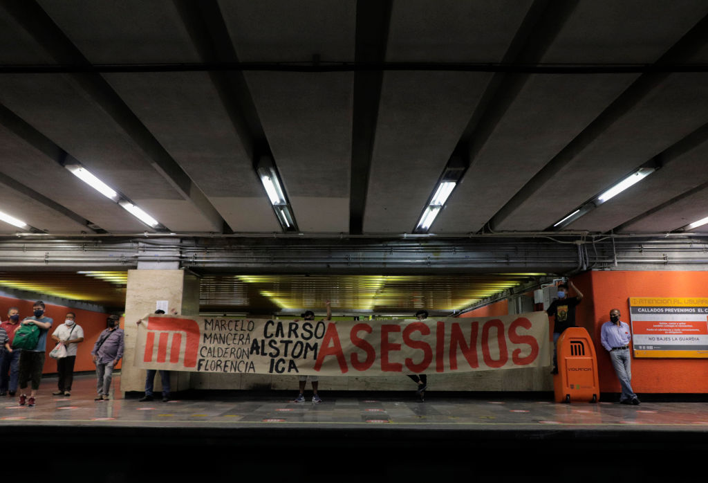 Manifestación en el Metro de Ciudad de México en contra de la impunidad