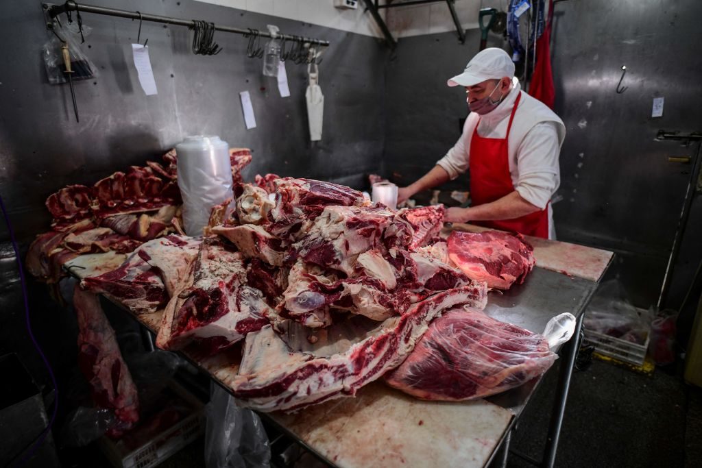 Gobierno de Argentina congeló los precios de 1.400 productos básicos para frenar la inflación